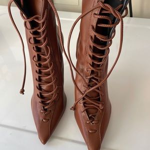 NWT never worn Womens 7.5 SCHUTZ booties